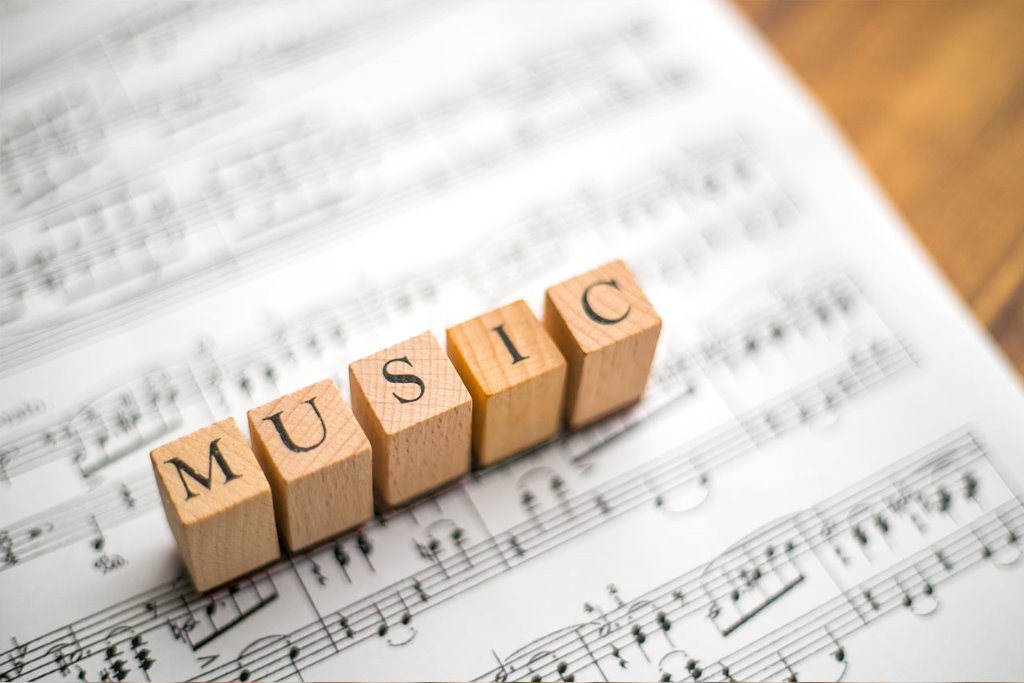 音楽でパフォーマンスそして、English Cafe at Mahondo Singing American Songs：月に一度、古本喫茶・真本堂（熱田区二番町）で、English Cafeを開いています。優良な古本に囲まれ、のどかで、ちょっとアメリカの合唱の楽譜に苦労しながら、American Spiritsを学べますよ。次回は8月12日（土）午後4～5時半です。<br />PS:残念ながら、真本堂が急遽、移転することとなり、9月以降の場所と時間は未定です。また、フェイスブックなどでのインフォメーションをチェックしてね。